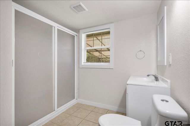 2001 E Lake, Tyler, TX 75701