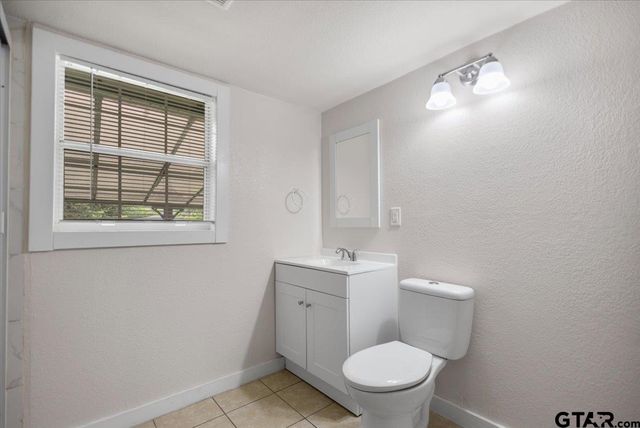 2001 E Lake, Tyler, TX 75701