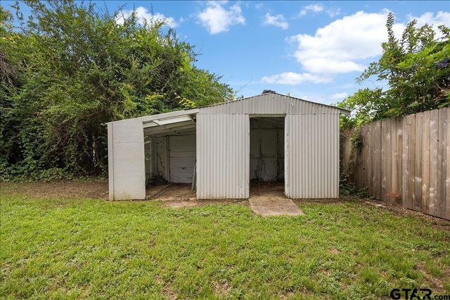 2001 E Lake, Tyler, TX 75701