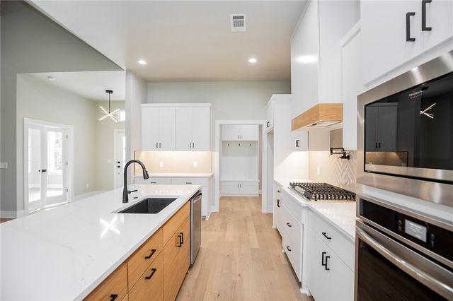 19 Nairn Lane, Bella Vista, AR 72715