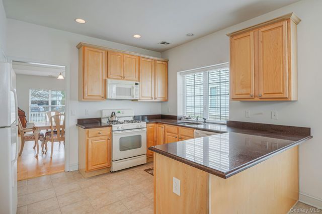16 Oakhurst Court, Mount Sinai, NY 11766
