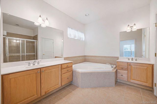 16 Oakhurst Court, Mount Sinai, NY 11766