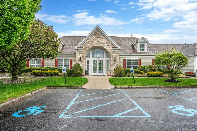 16 Oakhurst Court, Mount Sinai, NY 11766