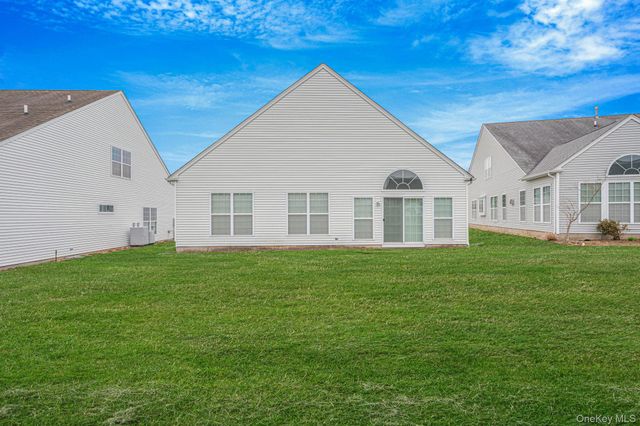 16 Oakhurst Court, Mount Sinai, NY 11766