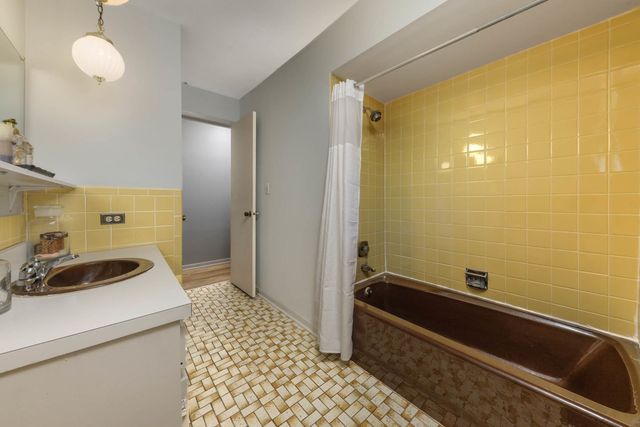 1403 E Lowden Avenue, Wheaton, IL 60189