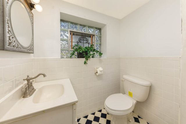 1403 E Lowden Avenue, Wheaton, IL 60189