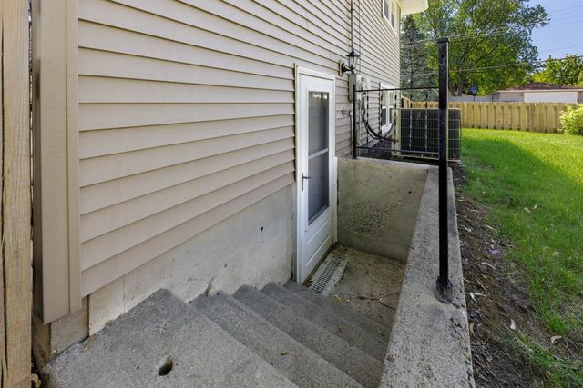 1403 E Lowden Avenue, Wheaton, IL 60189