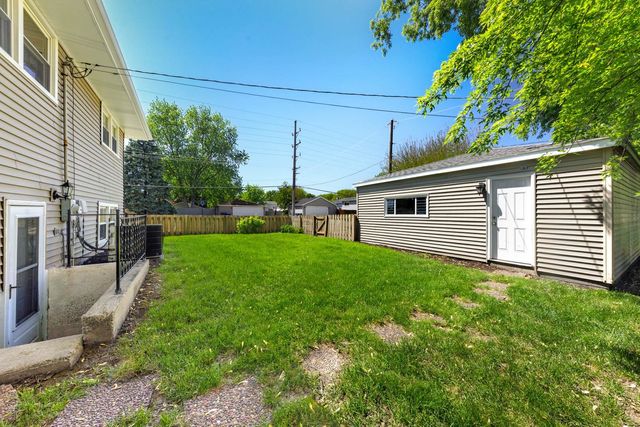 1403 E Lowden Avenue, Wheaton, IL 60189