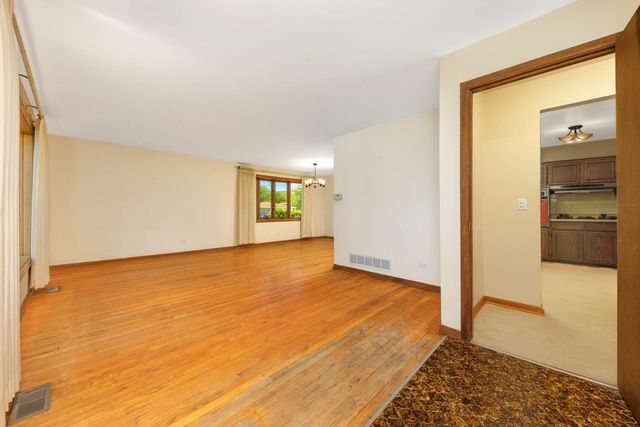 1403 E Lowden Avenue, Wheaton, IL 60189