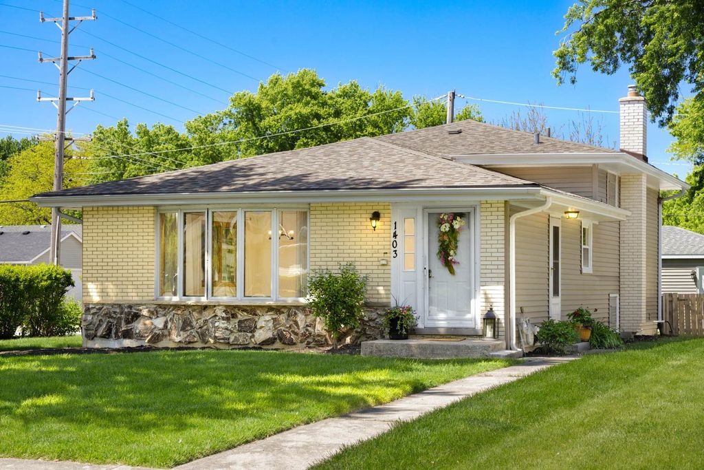 1403 E Lowden Avenue, Wheaton, IL 60189