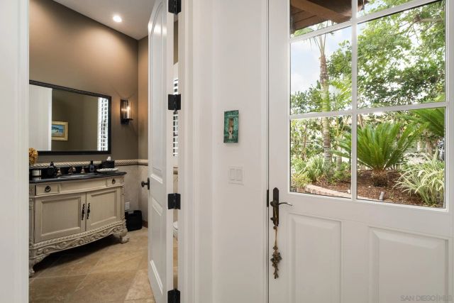 1040 Crest Dr, Encinitas, CA 92024