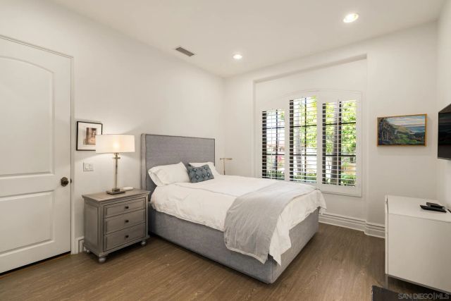 1040 Crest Dr, Encinitas, CA 92024
