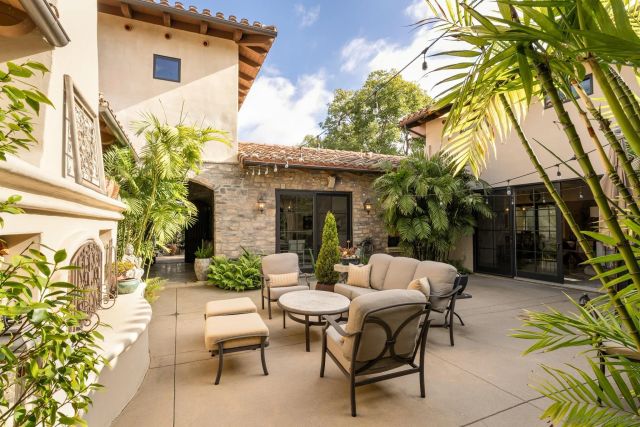 1040 Crest Dr, Encinitas, CA 92024