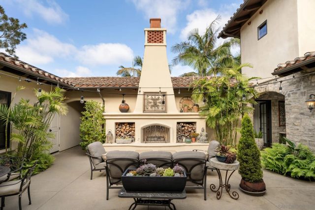 1040 Crest Dr, Encinitas, CA 92024