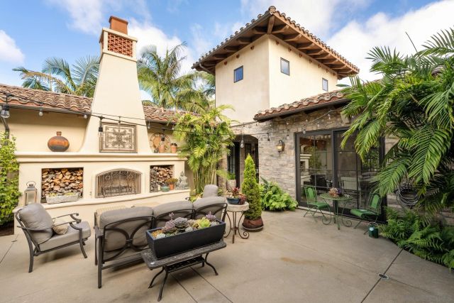 1040 Crest Dr, Encinitas, CA 92024