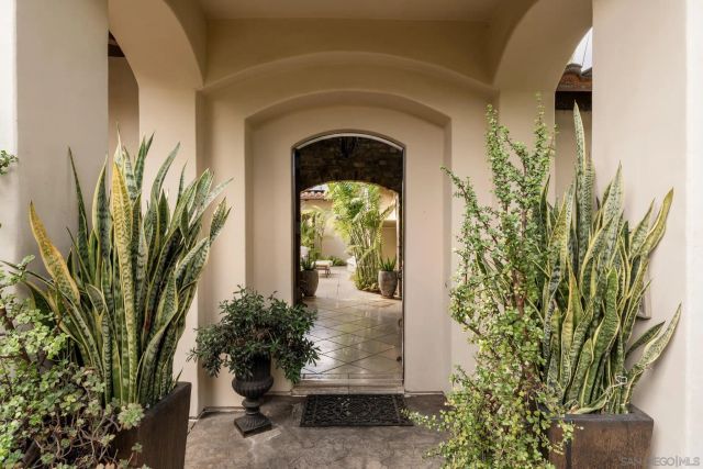 1040 Crest Dr, Encinitas, CA 92024