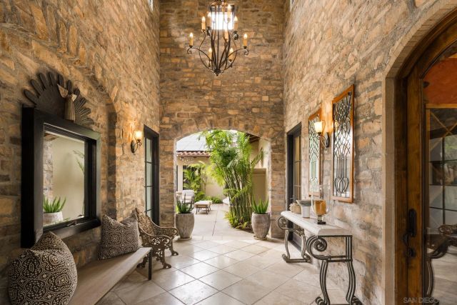 1040 Crest Dr, Encinitas, CA 92024