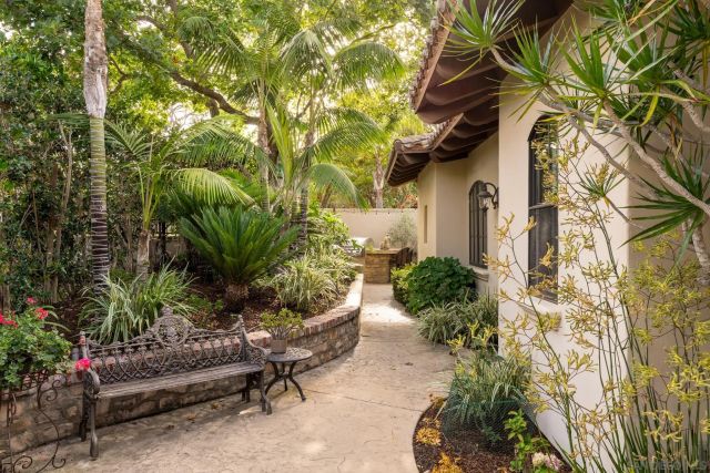 1040 Crest Dr, Encinitas, CA 92024
