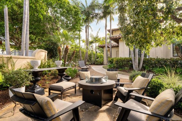 1040 Crest Dr, Encinitas, CA 92024