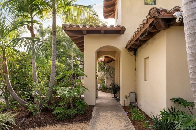 1040 Crest Dr, Encinitas, CA 92024