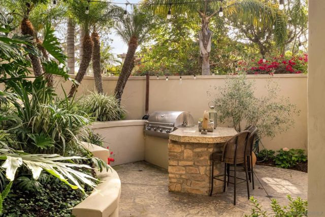 1040 Crest Dr, Encinitas, CA 92024