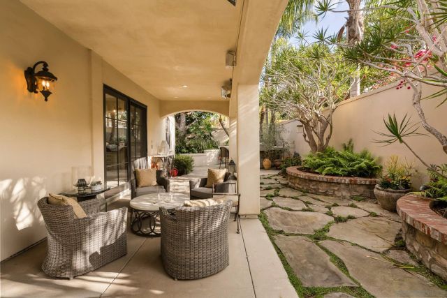 1040 Crest Dr, Encinitas, CA 92024
