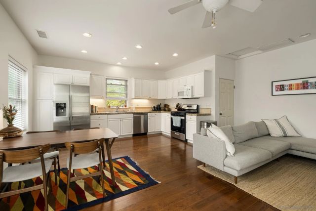 1040 Crest Dr, Encinitas, CA 92024