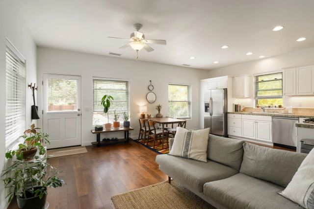 1040 Crest Dr, Encinitas, CA 92024