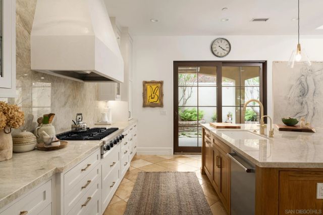 1040 Crest Dr, Encinitas, CA 92024