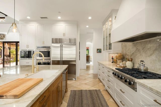 1040 Crest Dr, Encinitas, CA 92024