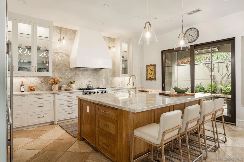 1040 Crest Dr, Encinitas, CA 92024