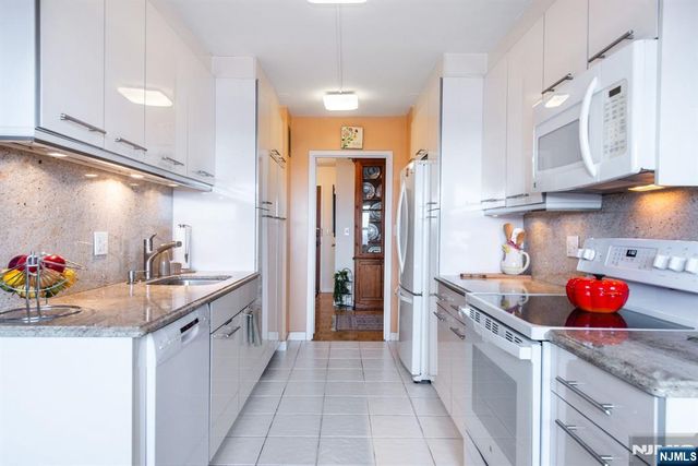 2 Claridge Drive 4MW, Verona, NJ 07044