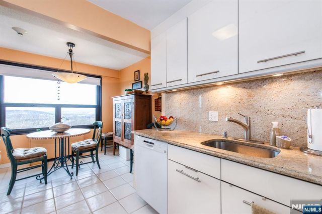 2 Claridge Drive 4MW, Verona, NJ 07044