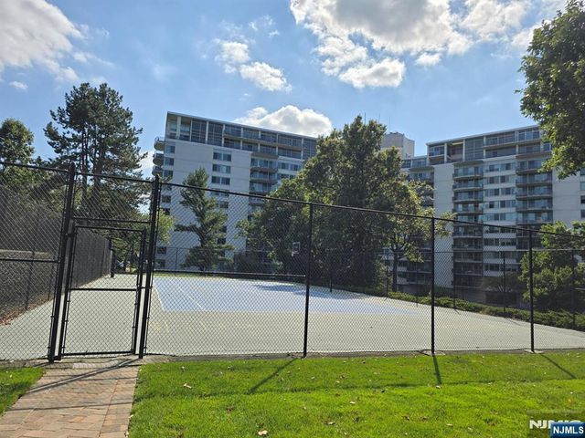 2 Claridge Drive 4MW, Verona, NJ 07044