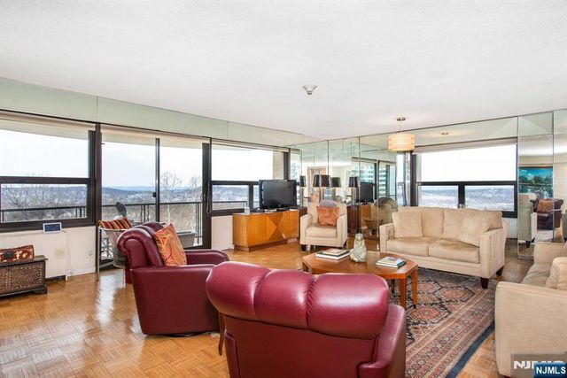 2 Claridge Drive 4MW, Verona, NJ 07044