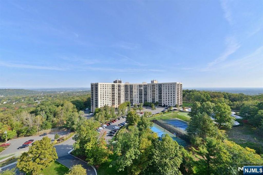 2 Claridge Drive 4MW, Verona, NJ 07044