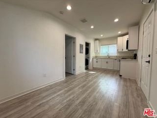 7006 Encino Avenue, Van Nuys (los Angeles), CA 91406