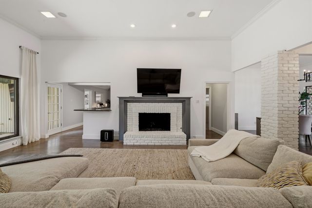 8710 Sanshire Avenue, Dallas, TX 75231