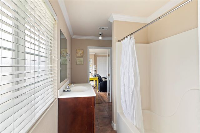 900 North Randolph Avenue, Bryan, TX 77803