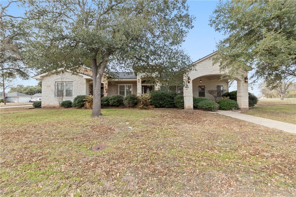 900 North Randolph Avenue, Bryan, TX 77803