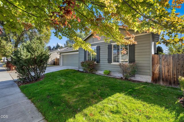 444 SW 28th Street, Redmond, OR 97756
