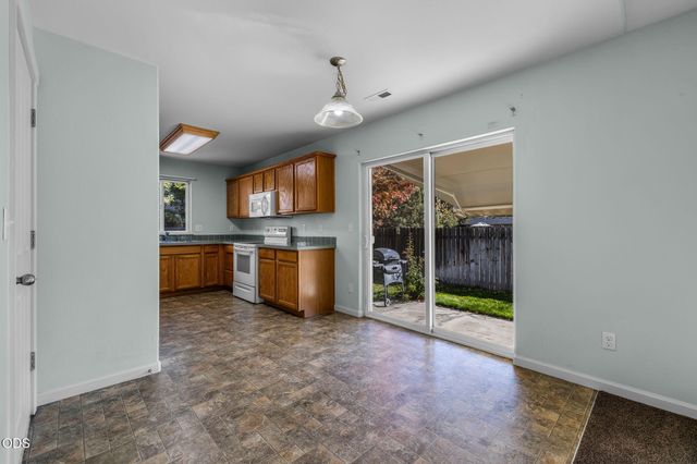 444 SW 28th Street, Redmond, OR 97756