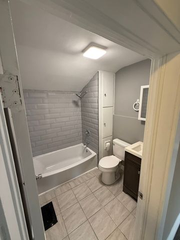 2107 E Locust Street, Davenport, IA 52803