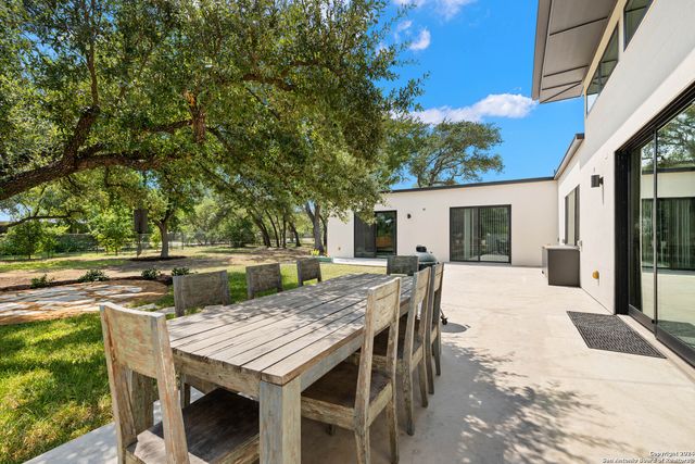 210 Cliffside, Shavano Park, TX 78231