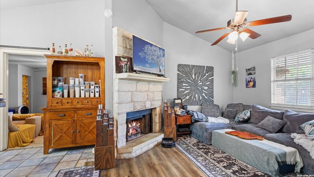 128 RIVERVIEW RD, Mcqueeney, TX 78123