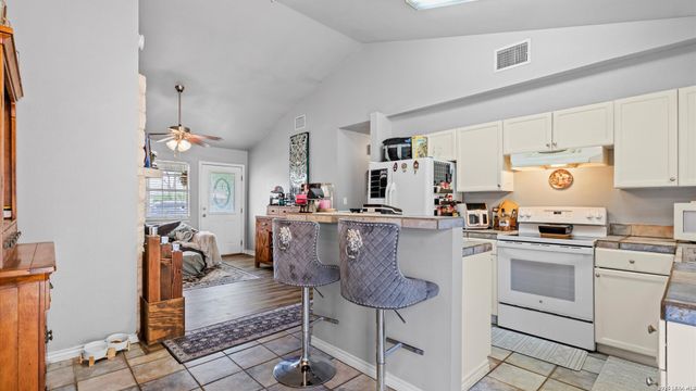 128 RIVERVIEW RD, Mcqueeney, TX 78123