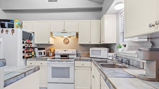 128 RIVERVIEW RD, Mcqueeney, TX 78123