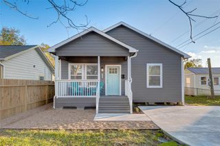 113 Poinsetta Lane A, Highlands, TX 77562
