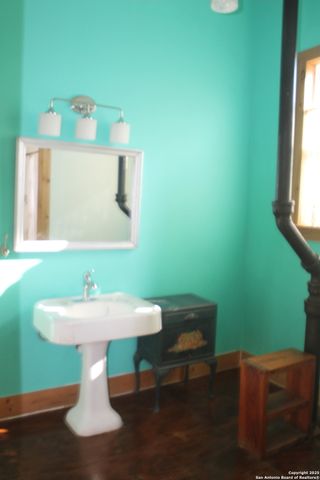 303 S Nueces, San Antonio, TX 78207