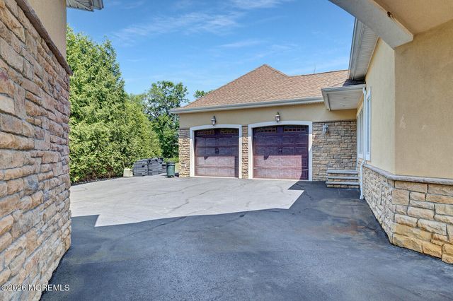 2 Hop Brook Lane, Holmdel, NJ 07733